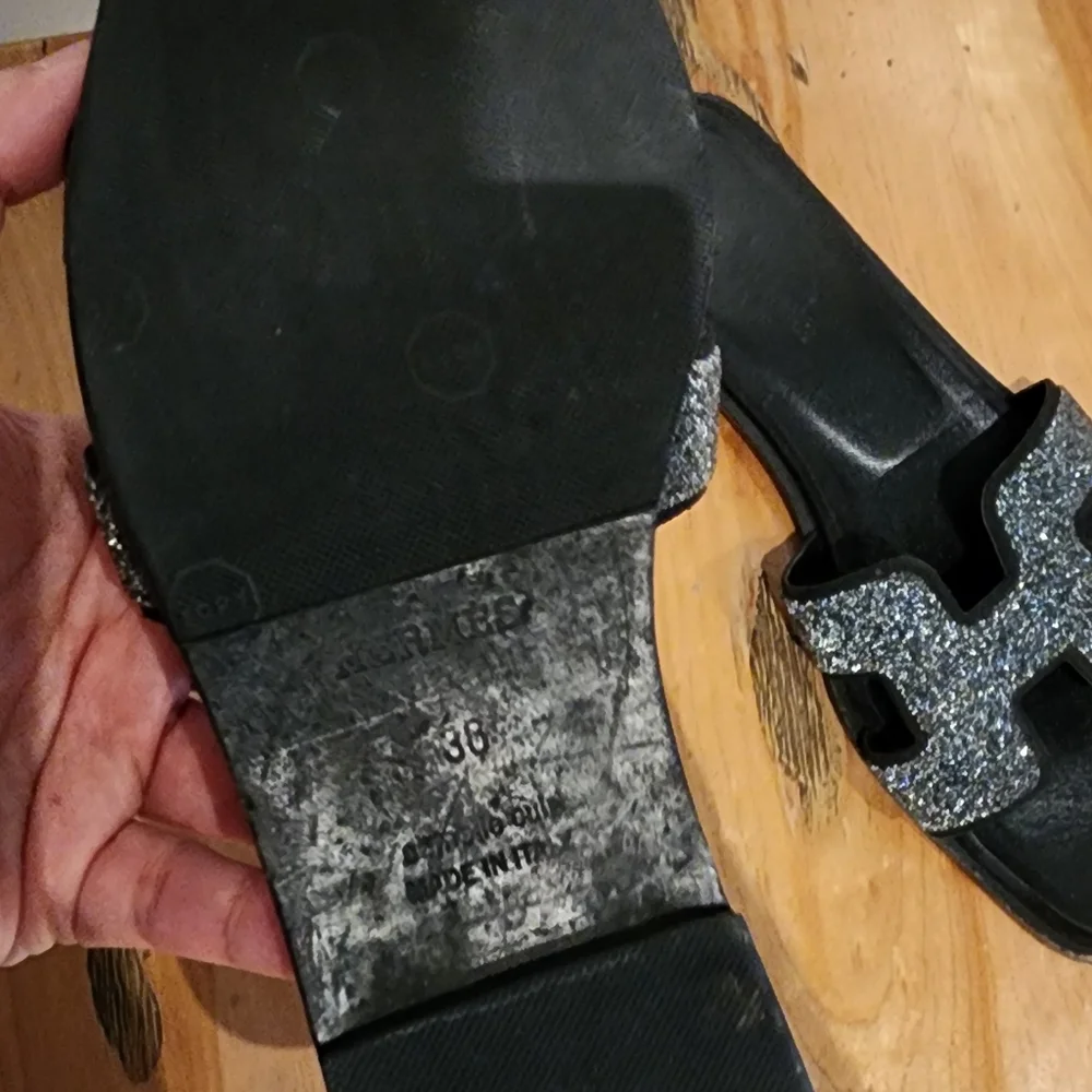 Hermes Stylish Black Glitter Sandals - Picture 4 of 6